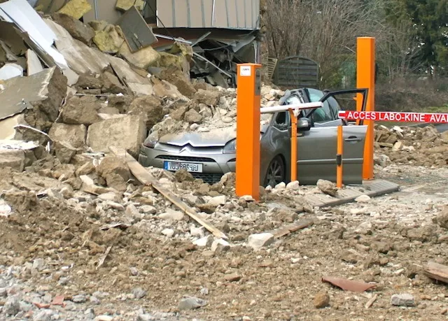 Une façade s'effondre vendredi sur un véhicule à Lyon: "Le conducteur est un miraculé"