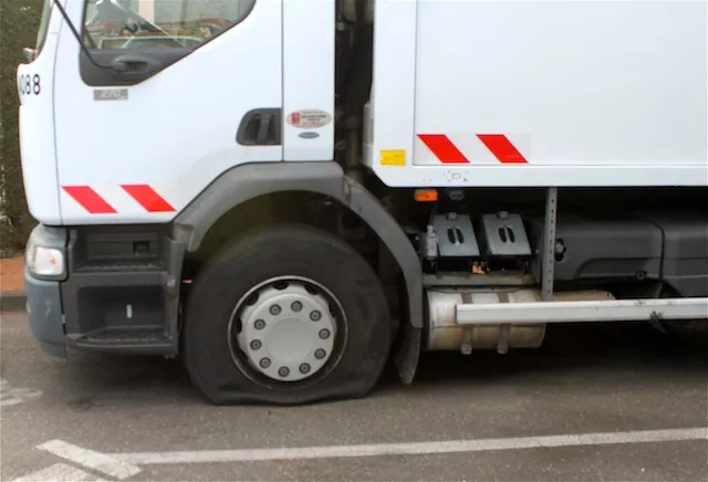 Les éboueurs lyonnais dégonflent les pneus des camions-poubelles et s'enlisent dans la grève