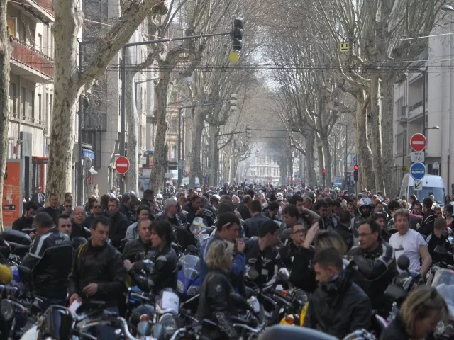 Entre 2500 et 5000 motards ont d&eacute;fil&eacute; dans Lyon