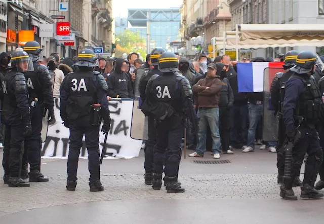 Manifestations à Lyon  : "D’un côté les extrémistes, de l’autre les humanistes", selon Touraine