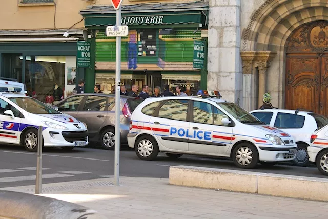 Lyon : Des braqueurs habill&eacute;s en policiers s'attaquent &agrave; une bijouterie du centre-ville