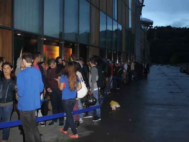 Lancement de l'iPhone 6 &agrave; Lyon : des centaines de personnes dans l'attente, parfois sous la pluie