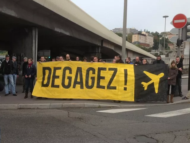 Des manifestants demandent le départ des Albanais du camp de l'auto-pont de Perrache