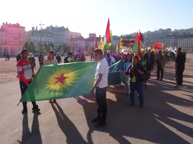 Lyon : il montre un drapeau turc, les manifestants kurdes l’attaquent
