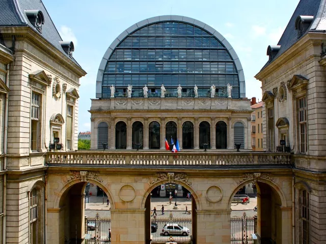 Les intermittents du spectacle manifestent devant l'opéra de Lyon