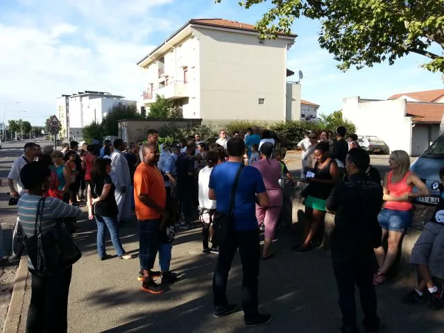 Une soixantaine de personnes se rassemblent pour le départ des Roms à Vaulx-en-Velin