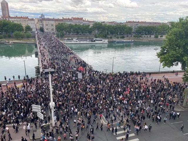 Racisme dans la police : plusieurs milliers de personnes manifestent à Lyon
