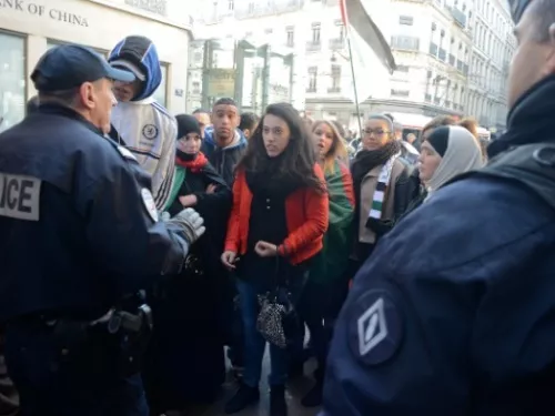 Lyon : une vingtaine de femmes ont manifesté pour la paix et l'honneur des musulmans