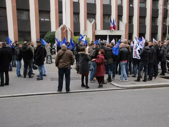 120 policiers réunis devant l'Hôtel de Police de Lyon