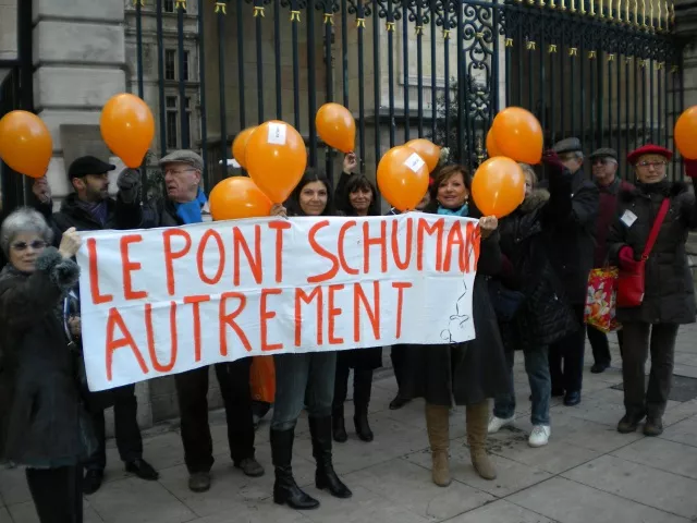 Les opposants au pont Schuman claquent la porte du conseil municipal