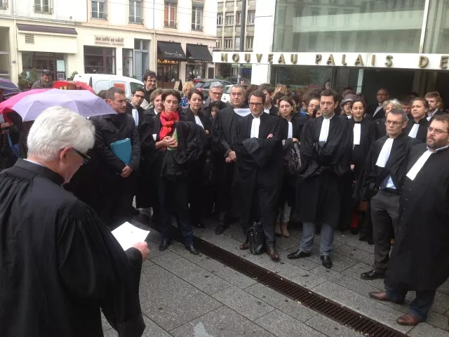 Une cinquantaine d'avocats rassemblés devant le palais de justice de Lyon