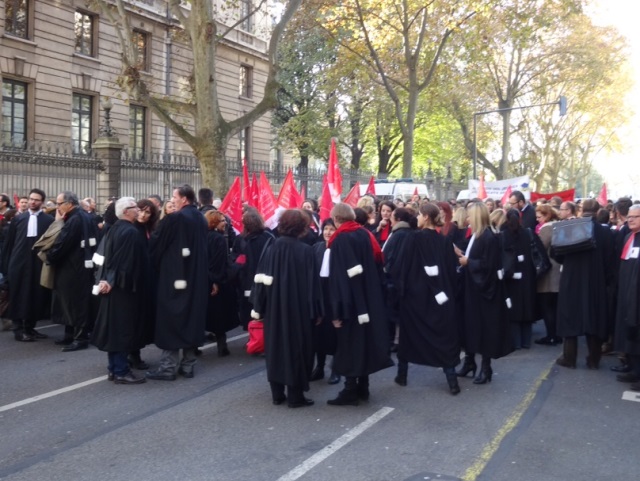 Loi Macron : 350 avocats manifestent &agrave; Lyon