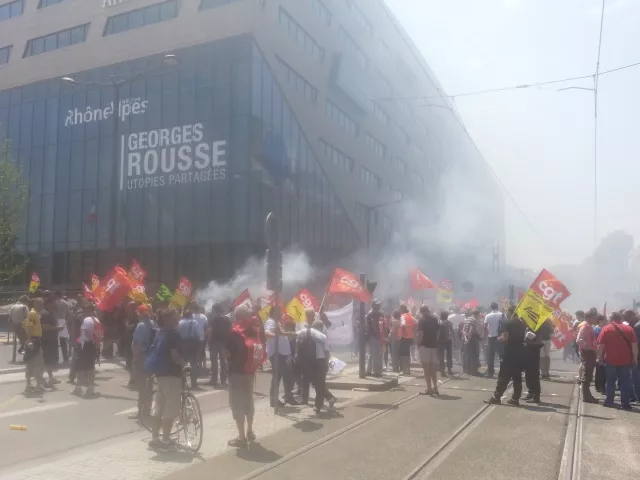 Grève à la SNCF : 450 cheminots devant le siège de la Région à Lyon