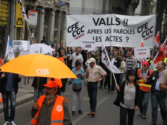 Nouvelle manifestation des salariés de Renault Trucks à Lyon