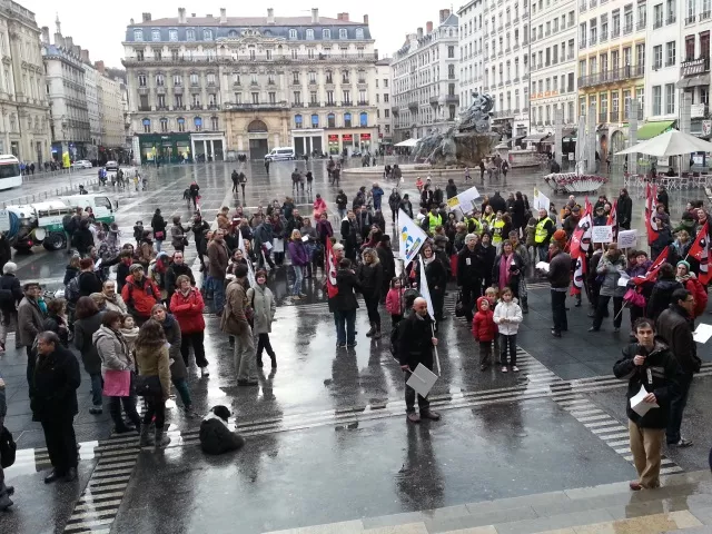 Rythmes scolaires : 130 personnes devant la mairie de Lyon pour demander le report de la r&eacute;forme