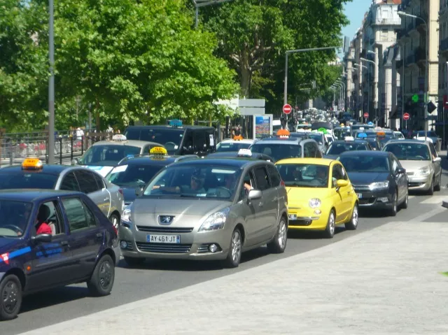 Mobilisation des taxis du Rhône contre Uber