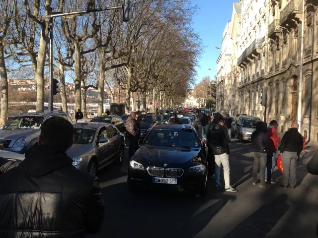 Lyon : importante manifestation surprise des taxis en centre-ville
