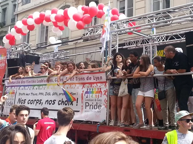 Lyon : la Gay Pride réunit près de 10 000 personnes