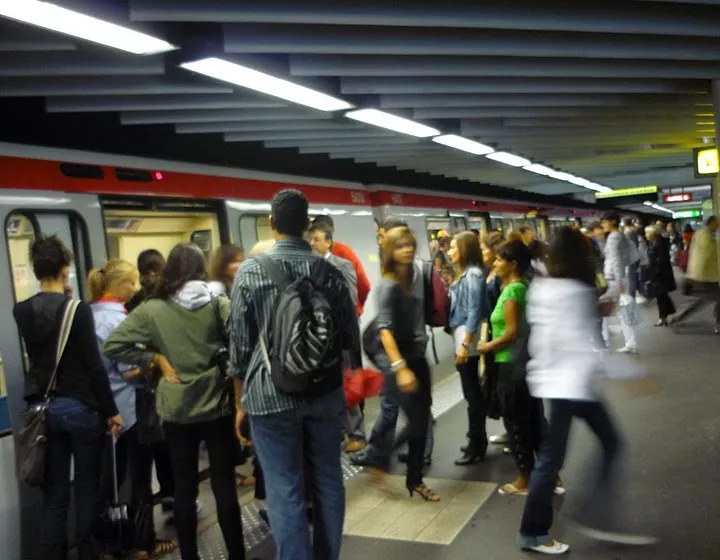 Il sort un couteau dans le métro à Lyon, et est maitrisé par un passant