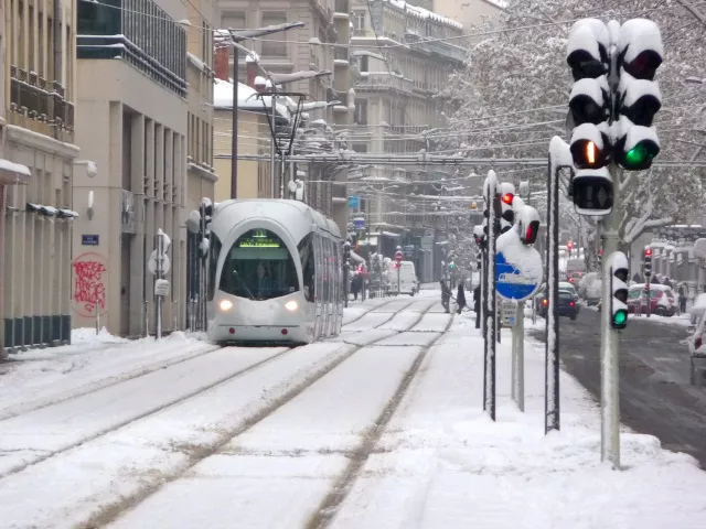 Chutes de neige à Lyon : circulation difficile dimanche soir et lundi matin (MàJ)