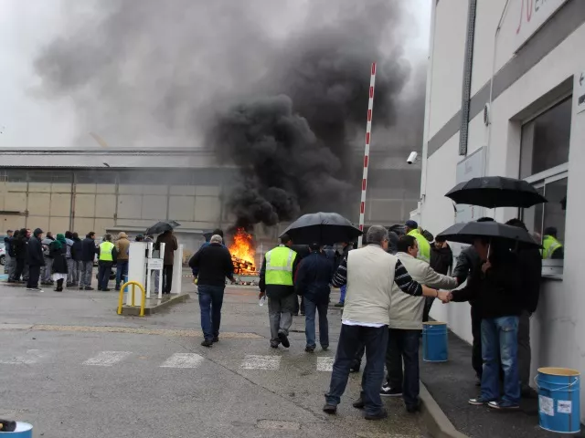 Lyon : les salariés de Nexans manifestent devant leur usine