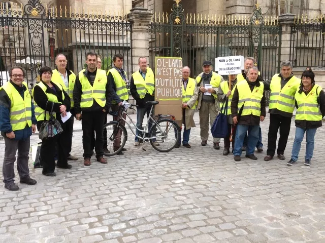 Les anti OL Land distribuent des tracts dans les rues de Lyon