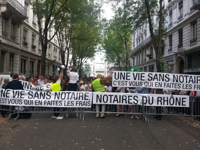 600 notaires manifestent à Lyon