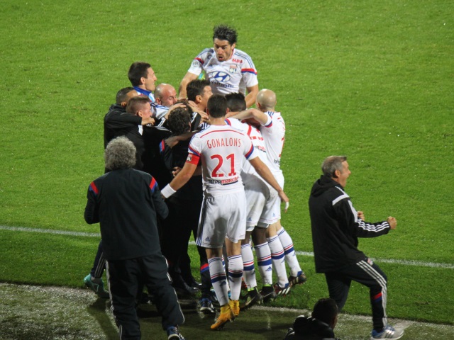 L'OL pulv&eacute;rise Bordeaux (5-0) et chipe la 2e place de Ligue 1 au PSG - VIDEO