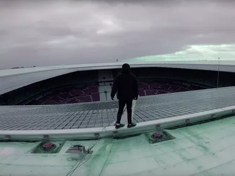 Vidéo sur le toit du Groupama Stadium : le yamakasi lyonnais arrête les intrusions illégales