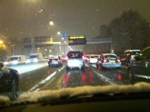 Fin de l'alerte neige après un samedi cauchemardesque sur les routes de Rhône-Alpes