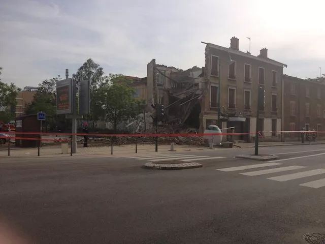 Un immeuble de deux étages s'est effondré jeudi près de Lyon (photo)