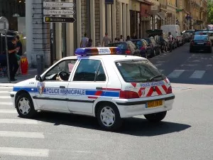 Une voiture de police en intervention percutée par un tramway