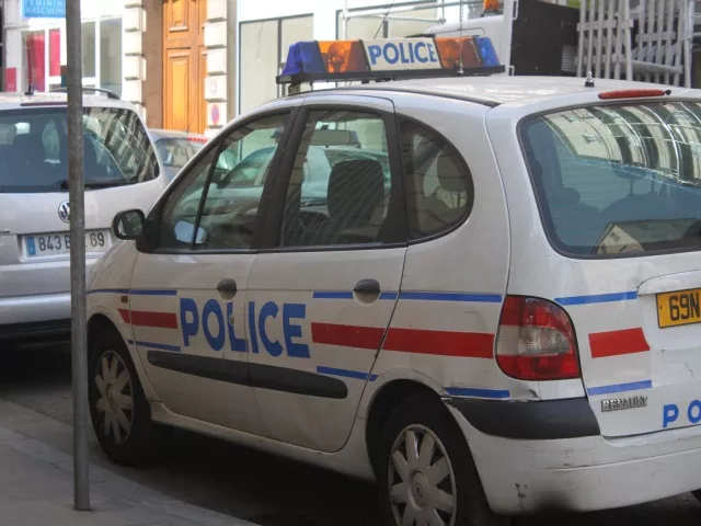 Lyon : il perd le contr&ocirc;le de sa voiture et percute un policier