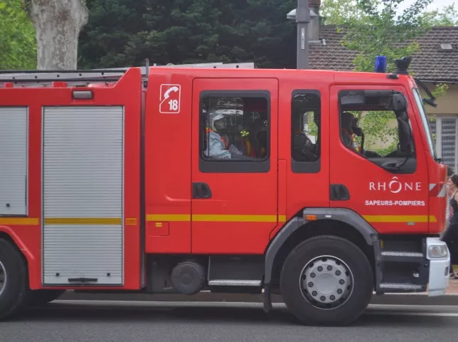 Venissieux : un camion de pompiers en intervention percute une voiture