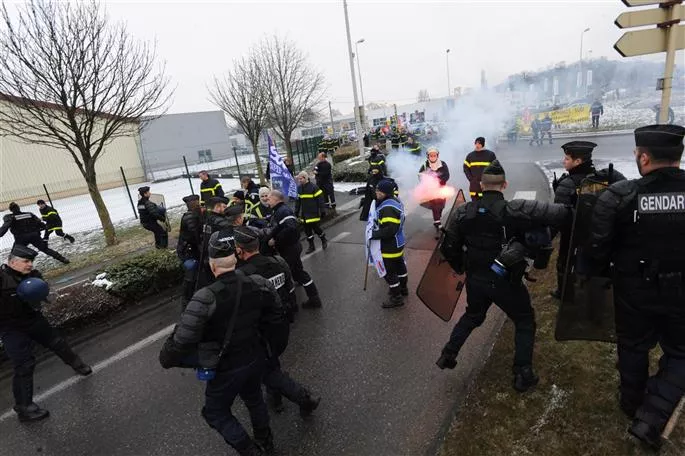 Les pompiers du Rhône et de l'Isère dispersés aux gaz lacrymogènes