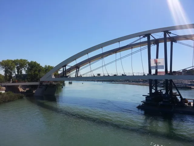 Pont Raymond-Barre : la pose est en cours devant des centaines de Lyonnais - VIDEO