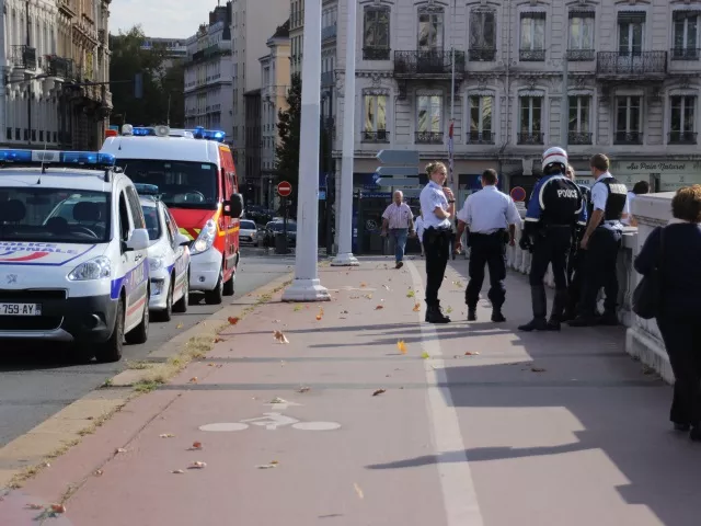 Lyon : un policier retient de justesse un homme qui se jetait d'un pont