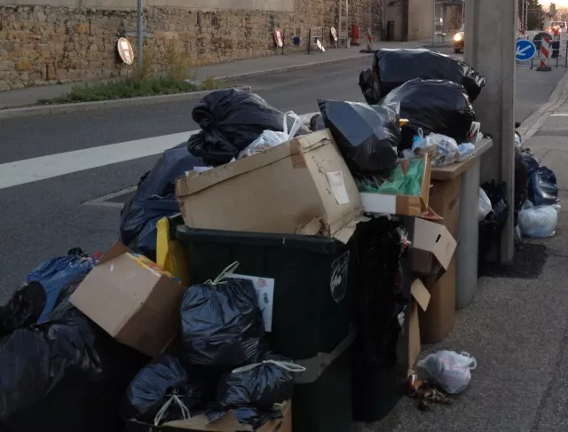 Grève des éboueurs de Pizzorno : les habitants invités à mettre les poubelles à l'extérieur des immeubles