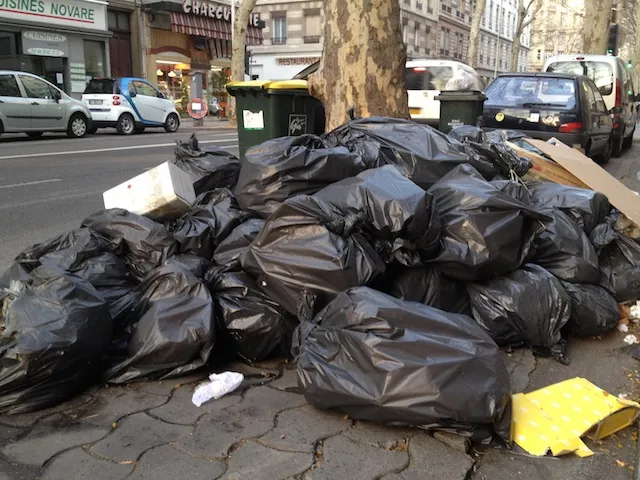 Les poubelles toujours à terre après la grève des éboueurs du Grand Lyon