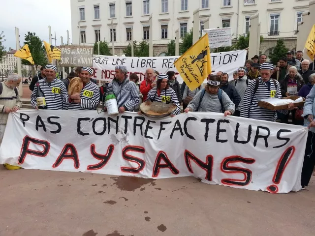 Lyon : une cinquantaine d'agriculteurs réunis contre la loi sur les contrefaçons