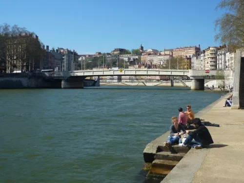 Lyon : la première travée du pont Schuman transportée sur la Saône ce mercredi