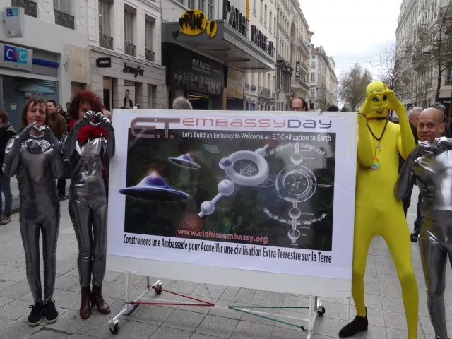 Lyon : les Raëliens font la promotion de leur projet d'ambassade pour aliens