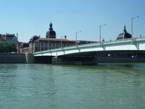 Rhône : ils font une balade en barque et chavirent