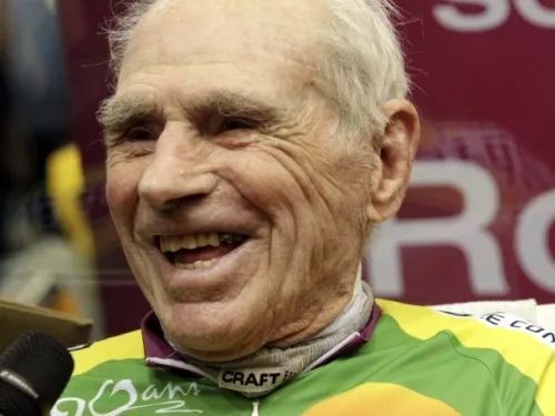Vélo : le centenaire Robert Marchand tient son record à Lyon !