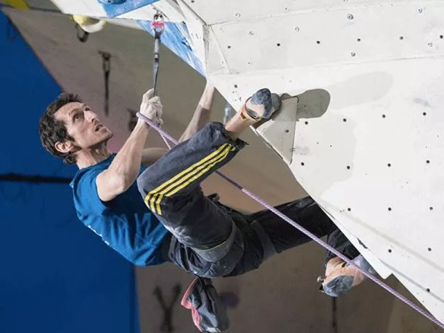 Lyon : Romain Desgranges, champion du monde d'escalade, présent à Confluence pour un show