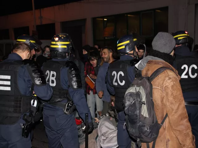 La police fait usage de la force pour évacuer les Roms du 71 quai Perrache