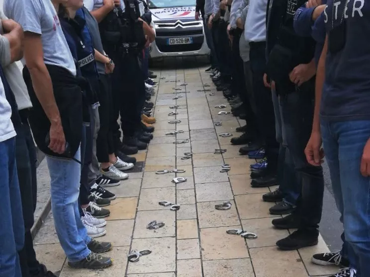 Les policiers déposent leurs menottes devant des commissariats de Lyon