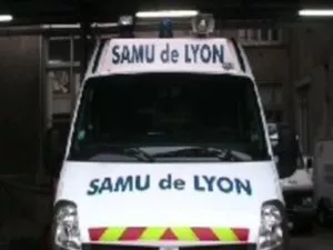 Lyon 2e : Un motard dans un état grave après une collision avec une voiture de police