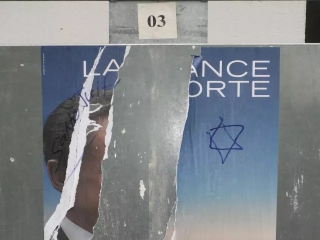 Des tags "antisémites" sur l'affiche de Nicolas Sarkozy indignent l'UMP de Villeurbanne