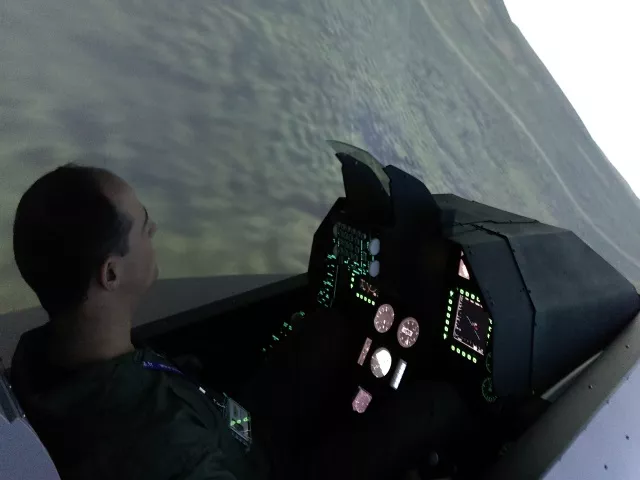 Un simulateur d'avion de chasse ouvre ses portes à Lyon